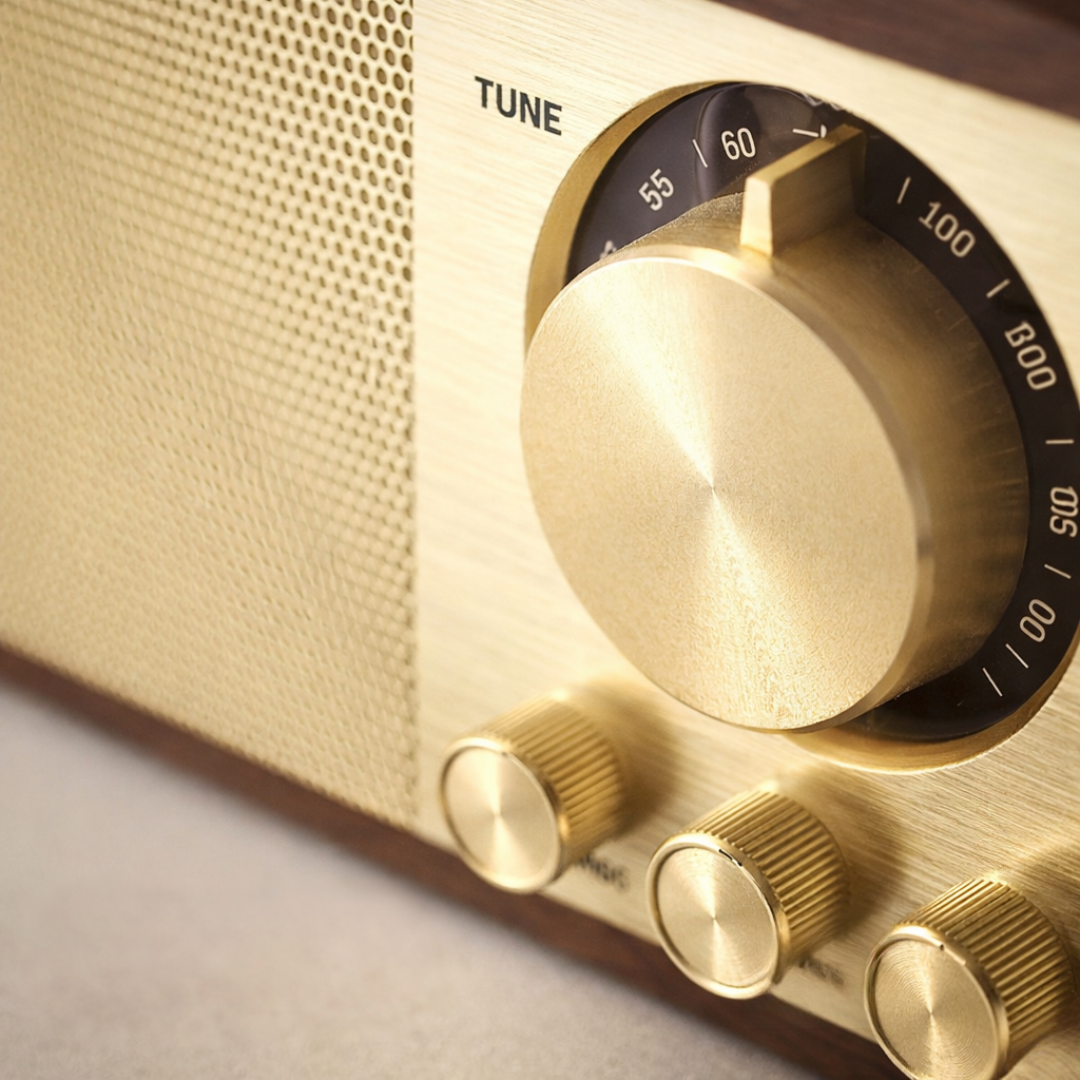 AuraRetro Heritage - Walnut Wood Speaker & FM Radio